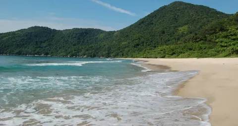 Praia do Cachadaço, com o mar aberto e a mata na encosta