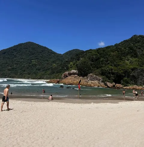 Praia do Meio, com as pedras e a mata ao fundo