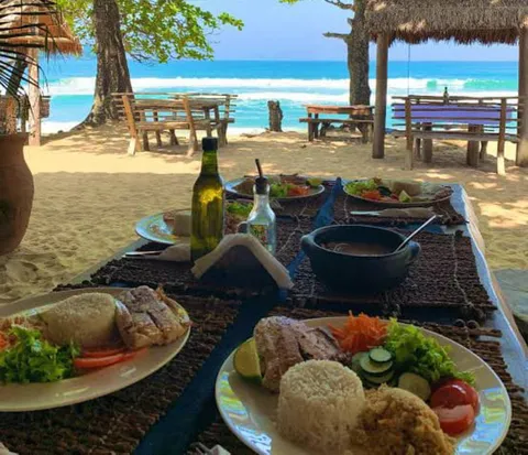 Mesa posta em restaurante na areia da Praia do Sono