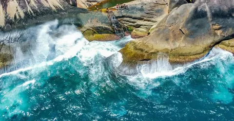 Cachoeira do Saco Bravo encontrando o mar entre as pedras