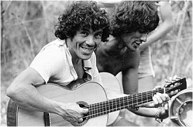 Duas pessoas com um violão, em fotografia em preto e branco do álbum antigo de Trindade