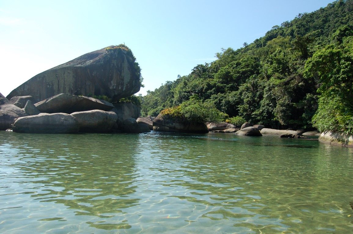 Piscina natural de água transparente entre pedras de granito